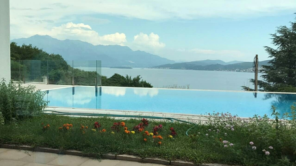 La vista mare dalla piscina a sfioro della nuova villa in vendita in Montenegro, vicino a Dubrovnik.