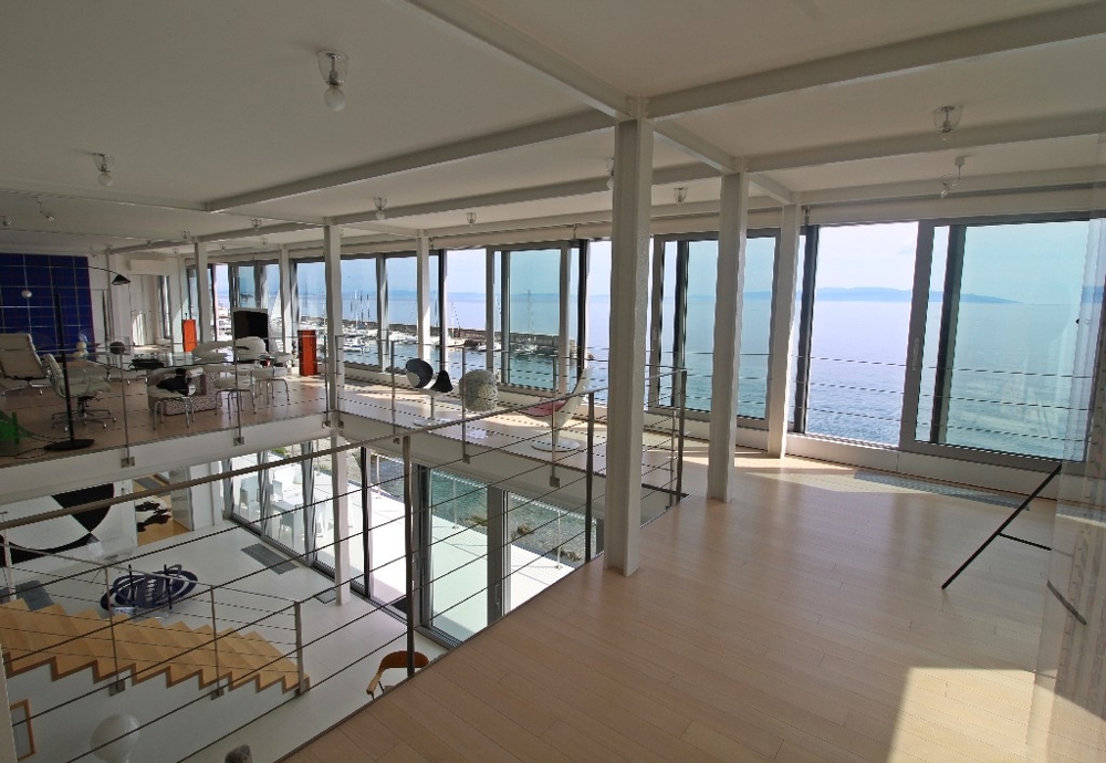 Interni con vista sul mare e sulla piscina.