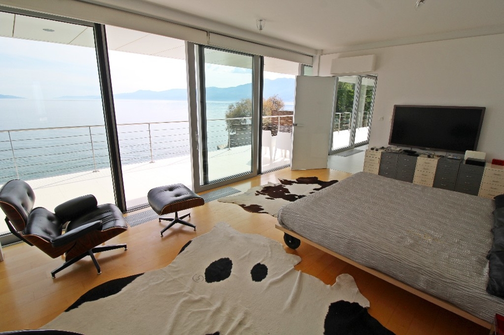 Vista sul mare dalla camera da letto della villa H1154 a Rijeka, Croazia.