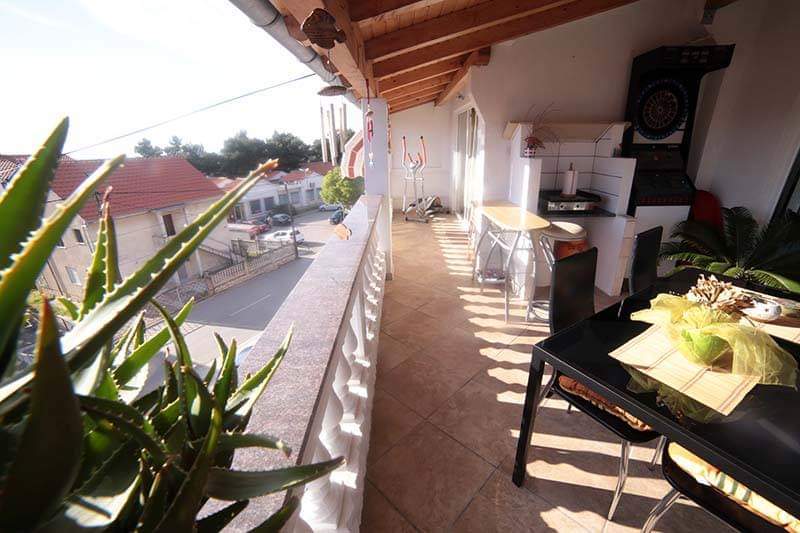 Terrazza coperta con posti a sedere - immobile H1161 a Diklo, Croazia.