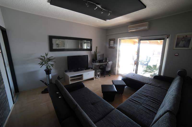 Un soggiorno con accesso al balcone