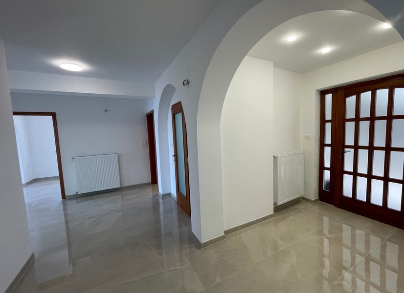 Ingresso luminoso con pavimento in pietra di pregio.