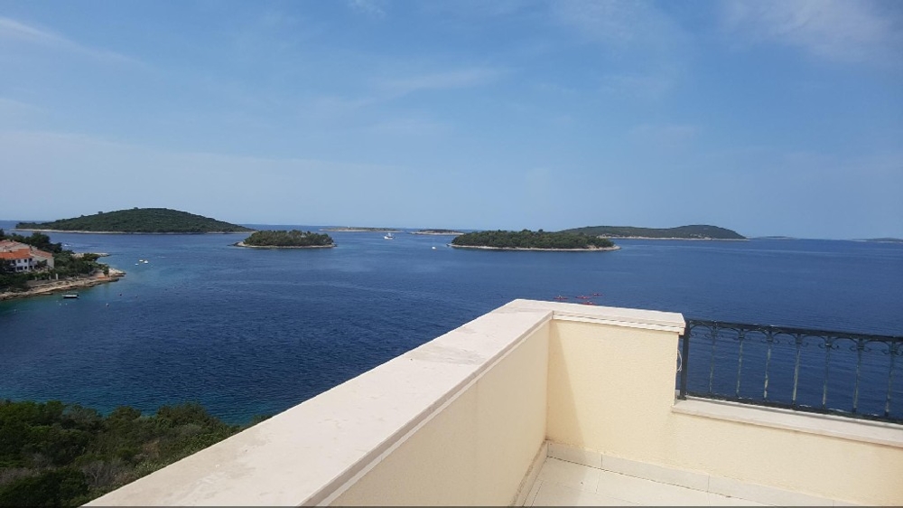 Vista dal balcone sul mare direttamente accanto alla villa - casa plurifamiliare in vendita in Croazia.