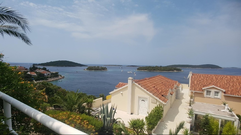 Vista dal balcone sui dintorni e sul mare - villa in vendita in Croazia.