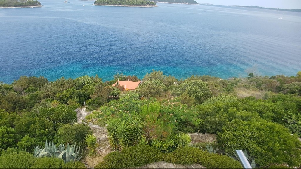 Vista dal balcone sul giardino e sul mare - casa in vendita in Croazia.