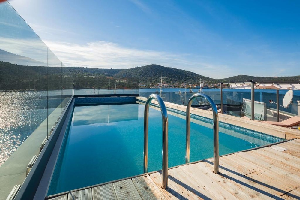 Villa sul mare vicino a Trogir in Croazia in vendita.