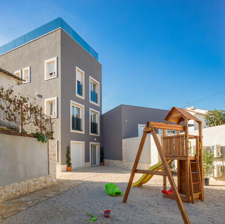 Cortile interno della villa H1208 - con parco giochi per bambini.