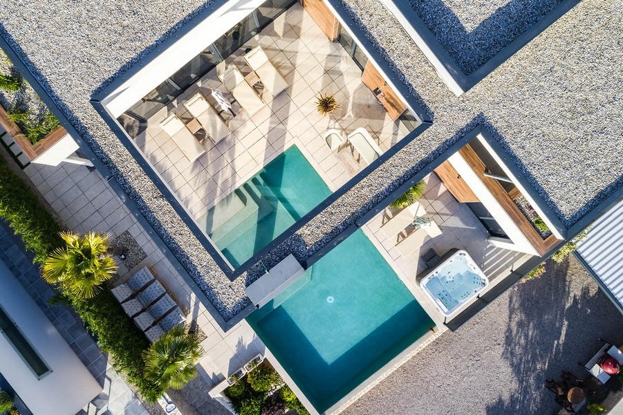 Veduta aerea di piscina e idromassaggio tra le ali dell'edificio