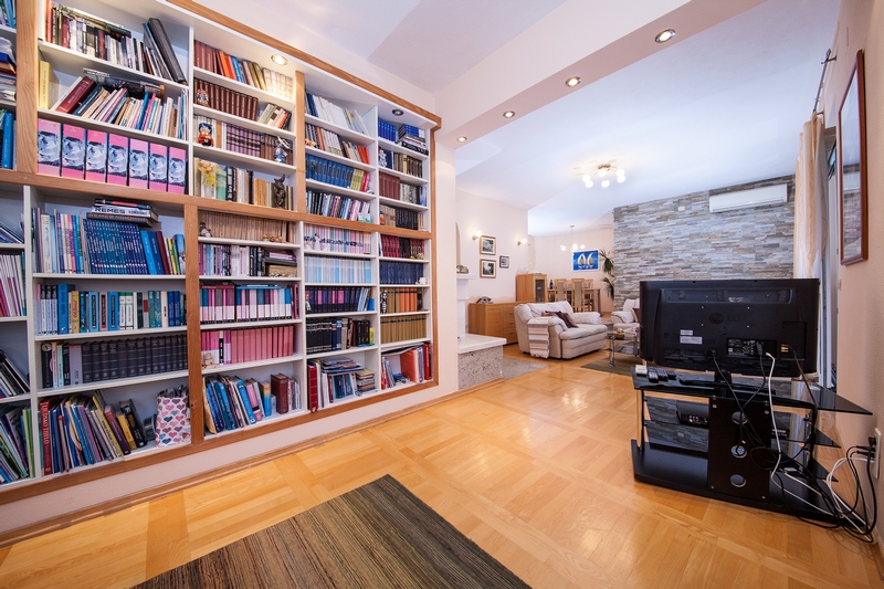 La casa è in vendita con l'arredamento di alta qualità incluso.