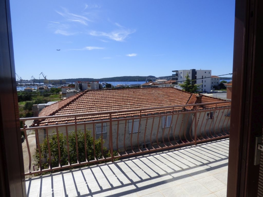 Vista dal balcone sui tetti e sul porto di Trogir