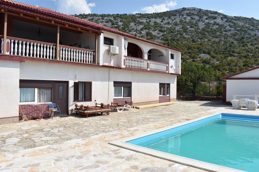 Casa con piscina e vista mare in vendita in Croazia.