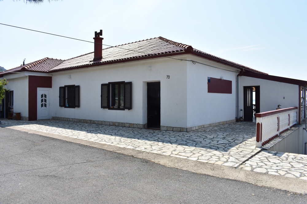 Ingresso e accesso carrabile dell'immobile H1240.