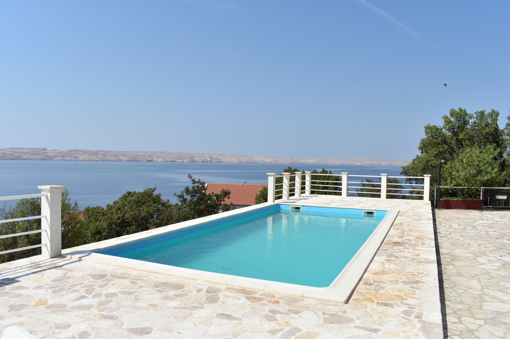 Piscina sulla terrazza in pietra naturale con vista sul Velebit