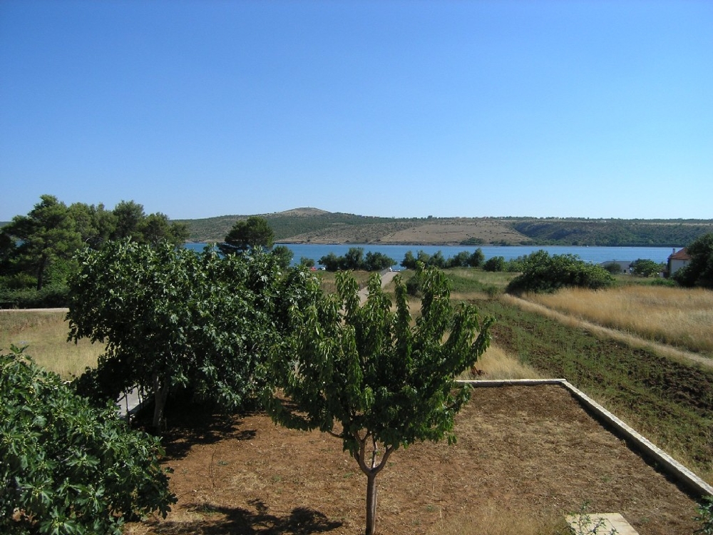 Casa in vendita vicino alla spiaggia in posizione attraente sul mare nella zona di Zadar in Croazia.