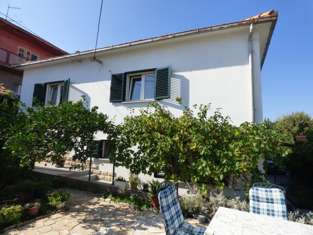 Casa mediterranea vicino al centro di Trogir in vendita - Panorama Scouting.