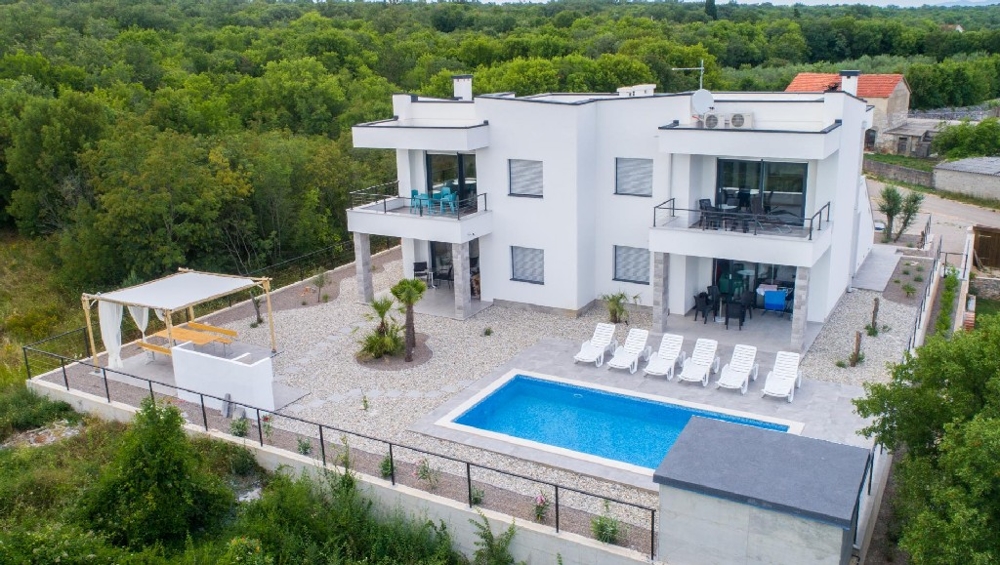 Veduta aerea della villa con piscina e pergola nel verde