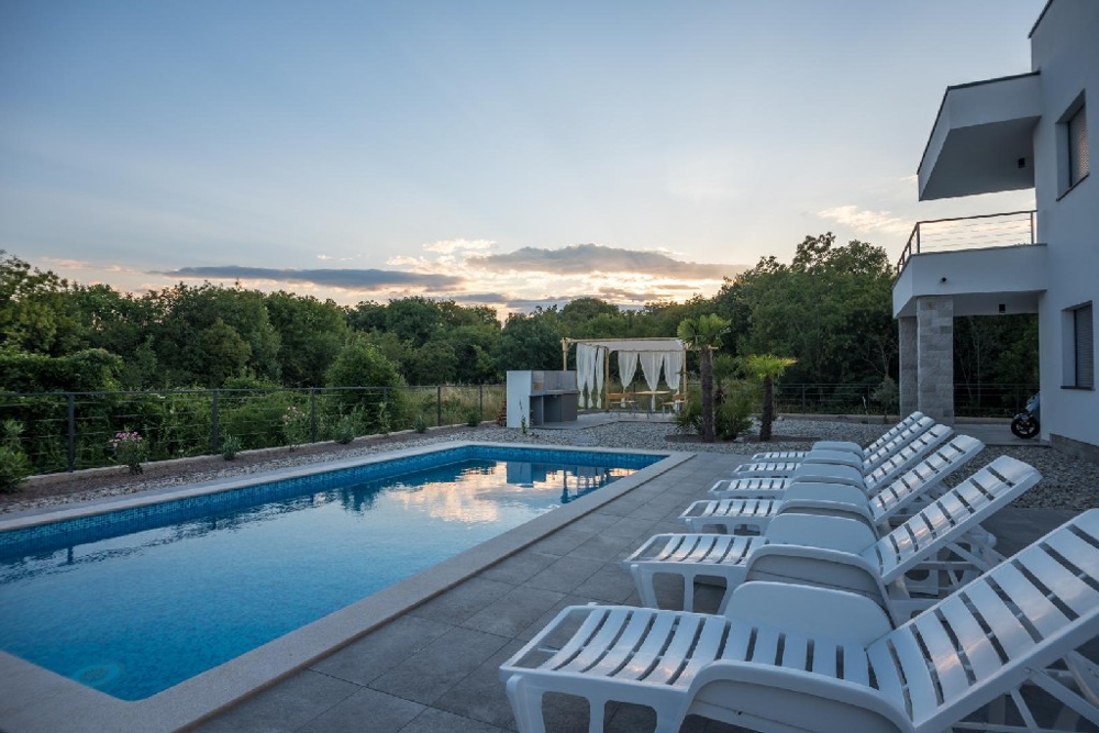 Villa di pregio con 4 appartamenti in vendita in Croazia.