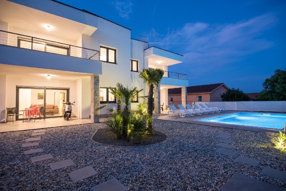 Villa moderna con piscina sull'isola di Krk in vendita.