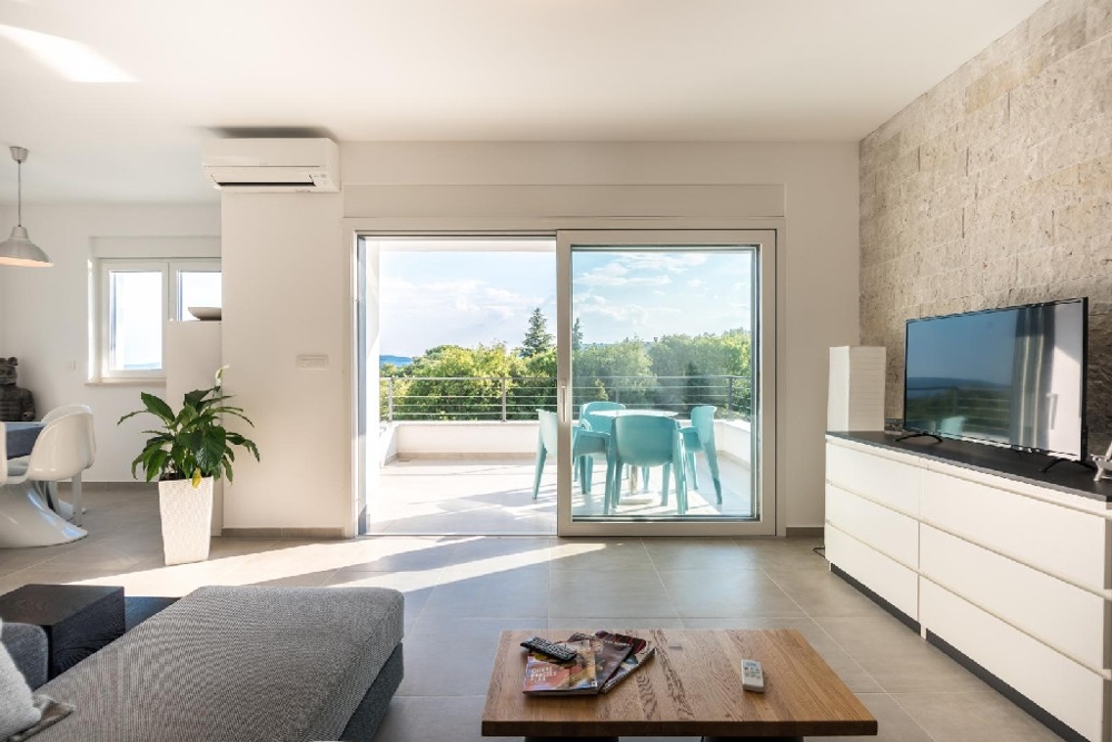 Vista sugli interni di alta qualità della villa H1283 a Krk.