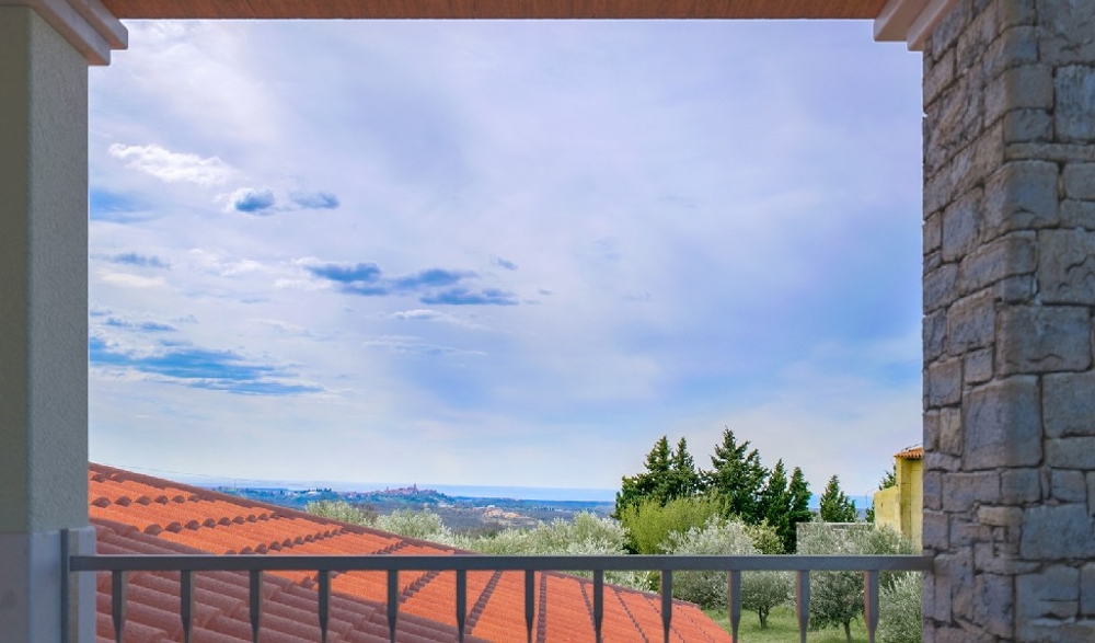 Vista dalla loggia sui tetti di tegole e sugli ulivi