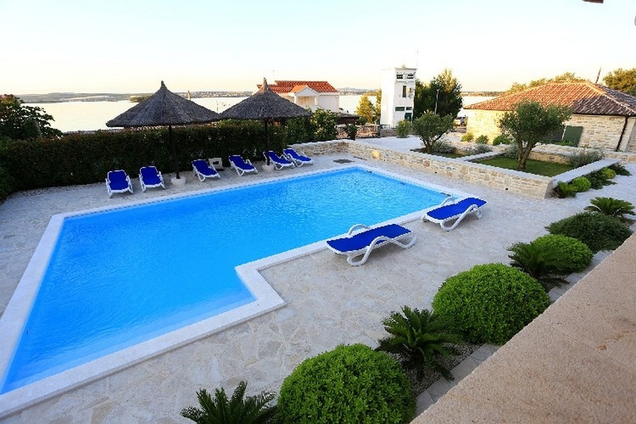 Piscina con vista mare - immobili in Croazia.