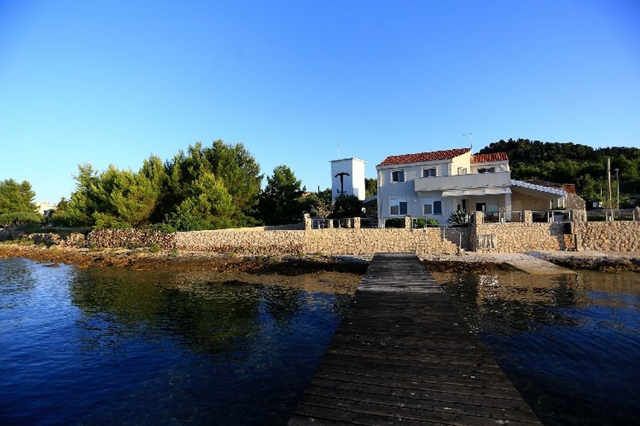 Terrazza e vista sul mare dalla terrazza della villa in prima fila sulla spiaggia.