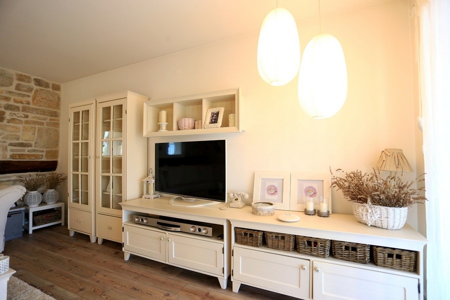 Soggiorno in stile rustico con credenza chiara e vetrina