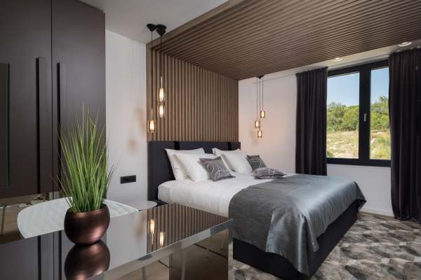 Una camera da letto dell'immobile con armadio e finestra