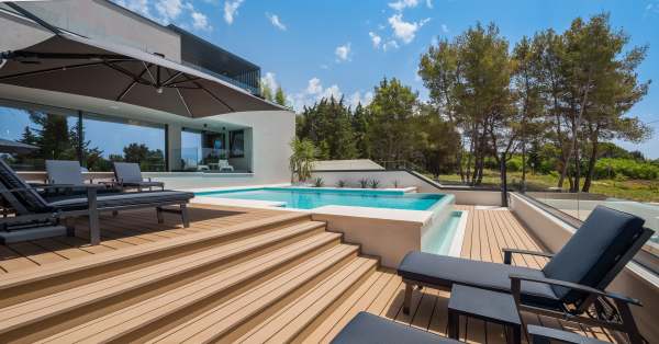 Vista dalla terrazza sulla piscina e sulla zona relax