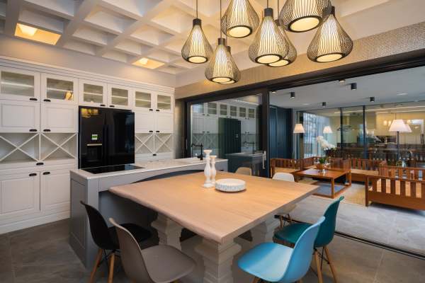 Cucina con zona pranzo e accesso alla terrazza