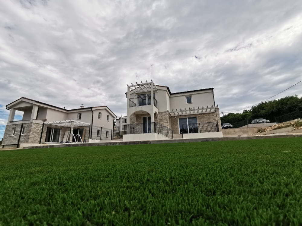 Vista sul mare e sul verde circostante della casa in pietra H1402 in Istria, zona di Labin e Rabac.