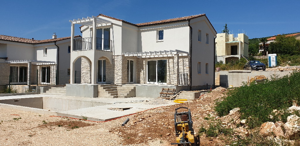 Vista sulla cucina moderna con arredamento di alta qualità.