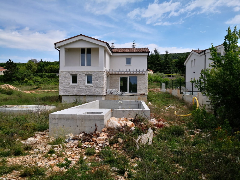 Casa mediterranea in pietra con piscina da acquistare a buon prezzo in Croazia.