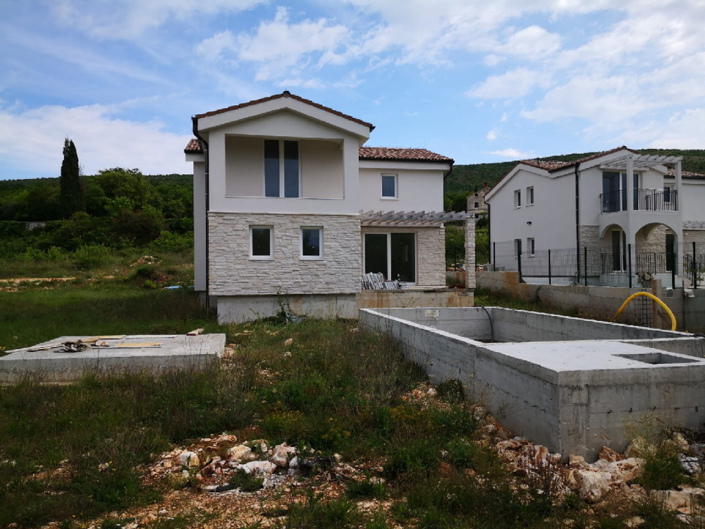 Villa con piscina e vista mare in Istria, zona di Labin, in vendita.