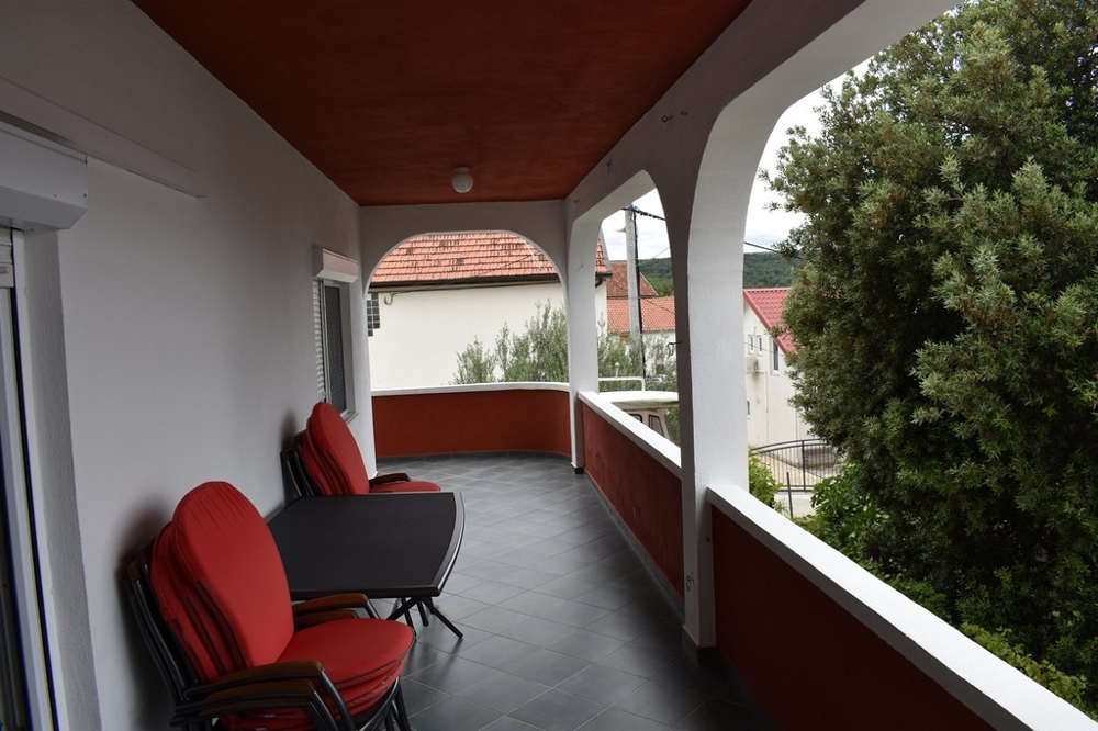 Balcone coperto al piano superiore in Croazia