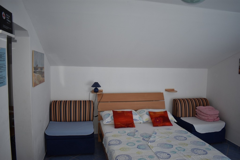 Una camera da letto con finestra nella zona di Zadar