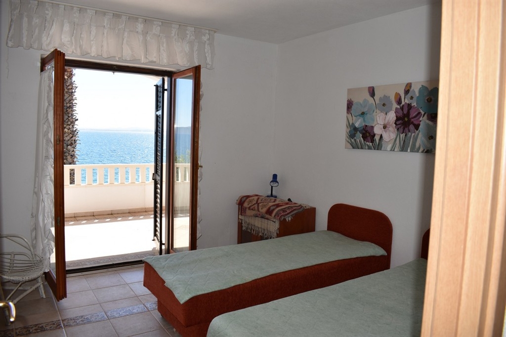 Una camera da letto con accesso diretto al balcone con vista mare