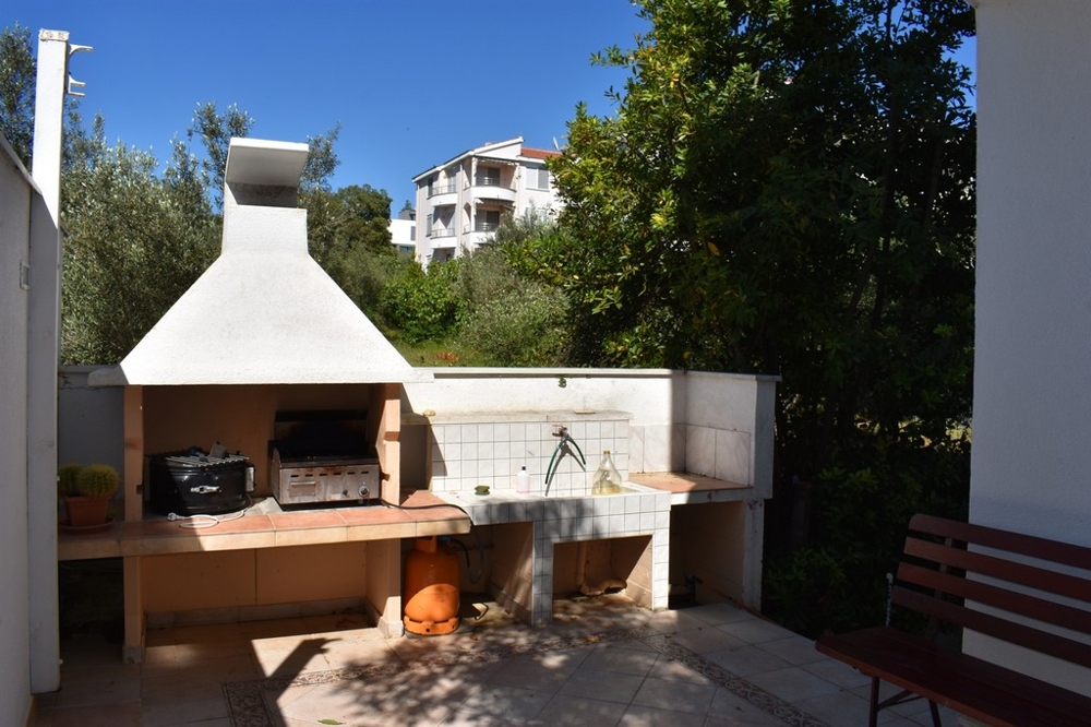 Un'altra camera da letto con porta del balcone aperta e vista sul giardino