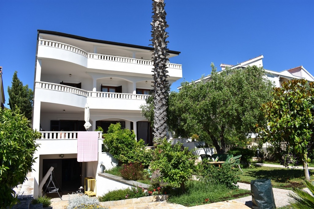 Vista dal piano superiore sul giardino e sul mare
