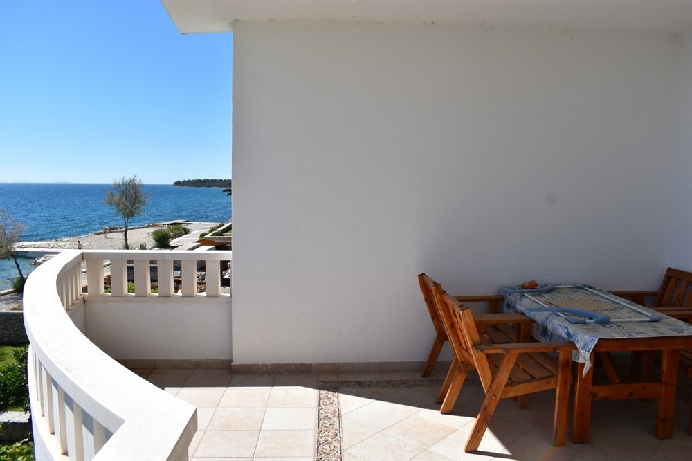 Vista sul fronte della casa con i balconi e il garage
