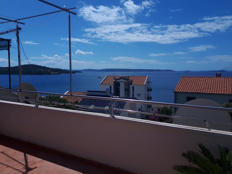 Terrazza con vista sui tetti vicini, sulla baia e sulle isole