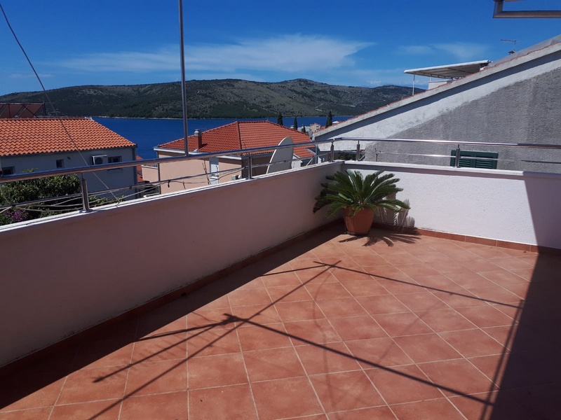 Foto di una terrazza coperta con tavolo e sedie