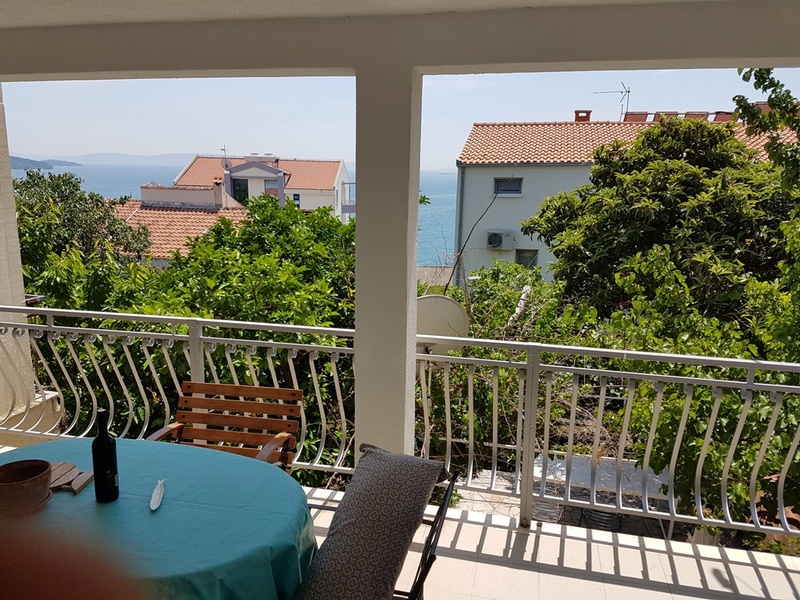 Vista sulla zona seduta della terrazza in giardino con vista sulla casa