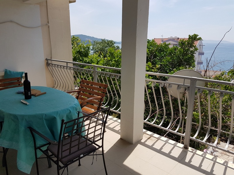 Vista da una zona pranzo sulla camera da letto con il balcone