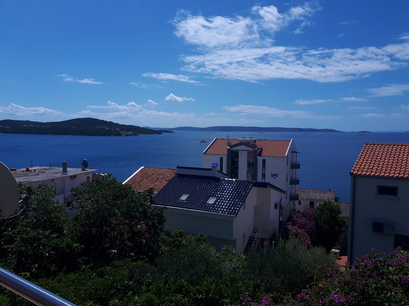 Una cucina lineare con zona pranzo dell'immobile nella zona di Trogir