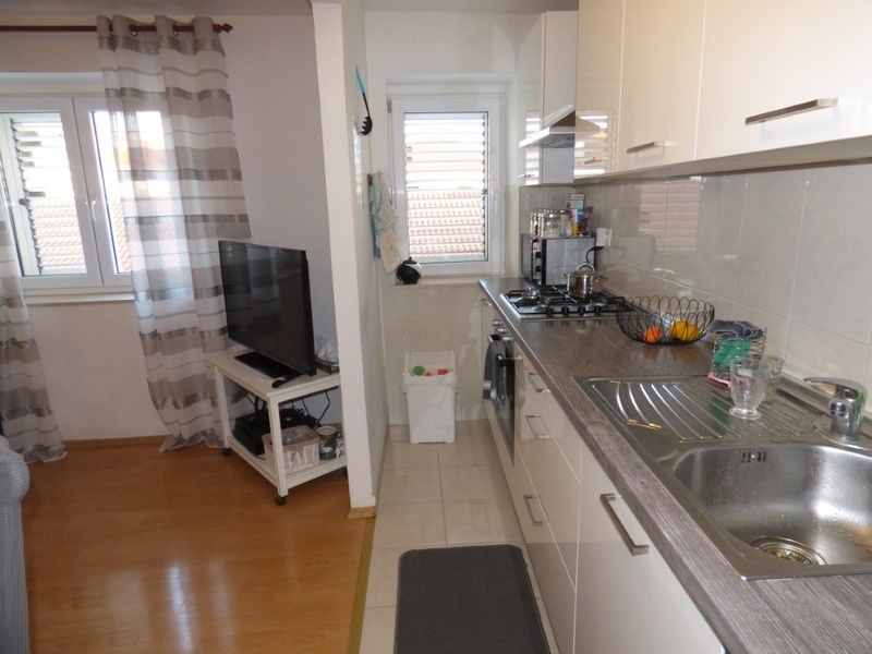 Cucina con arredamento funzionale.