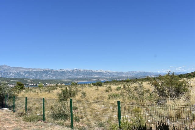 Recinzione al campo con ampia vista sul Velebit