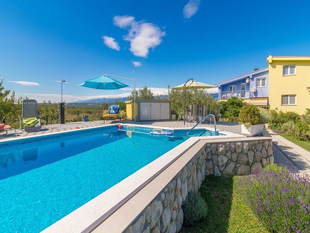Vista sulla piscina e sulla casa con giardino nella zona di Zadar.