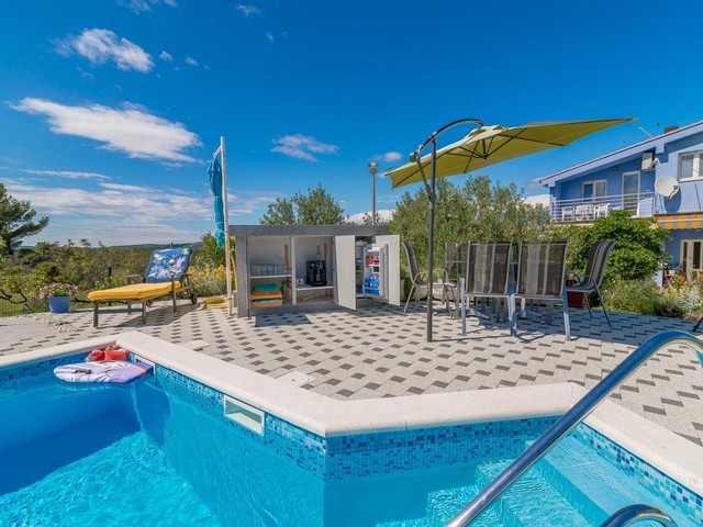 Vista sul bar accanto alla piscina con ombrellone in Dalmazia settentrionale.