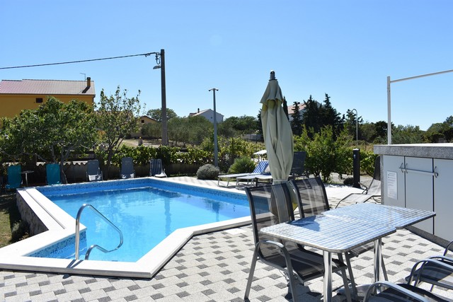 Vista dalla zona relax sulla piscina e sul giardino in Croazia.